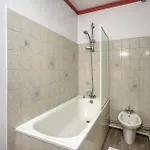 2 Bedroom Awesome In Holiday home *